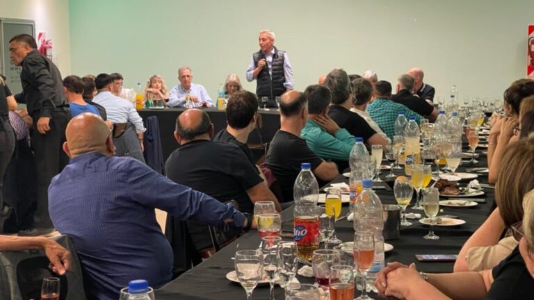 Discurso y emoción: Arcioni se despidió con una cena junto a sus colaboradores
