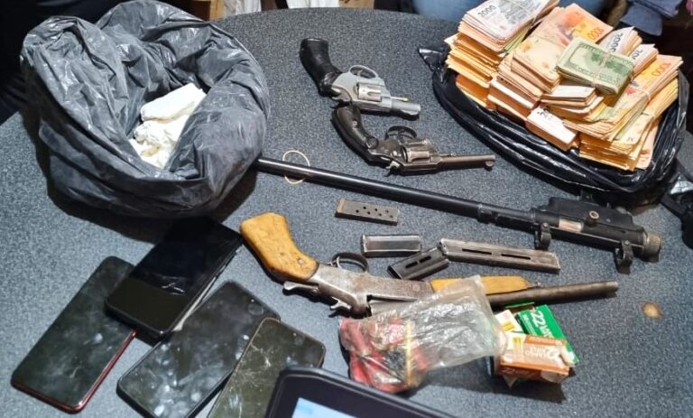 Megaoperativo: La Policía del Chubut detuvo a 12 personas y secuestró una importante cantidad de drogas y armas