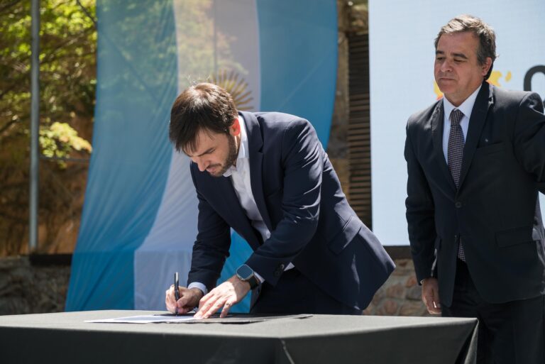 Torres firmó el decreto que da de baja y audita designaciones del último año: “La plata que se va en acomodos es plata que nos roban a los Chubutenses”