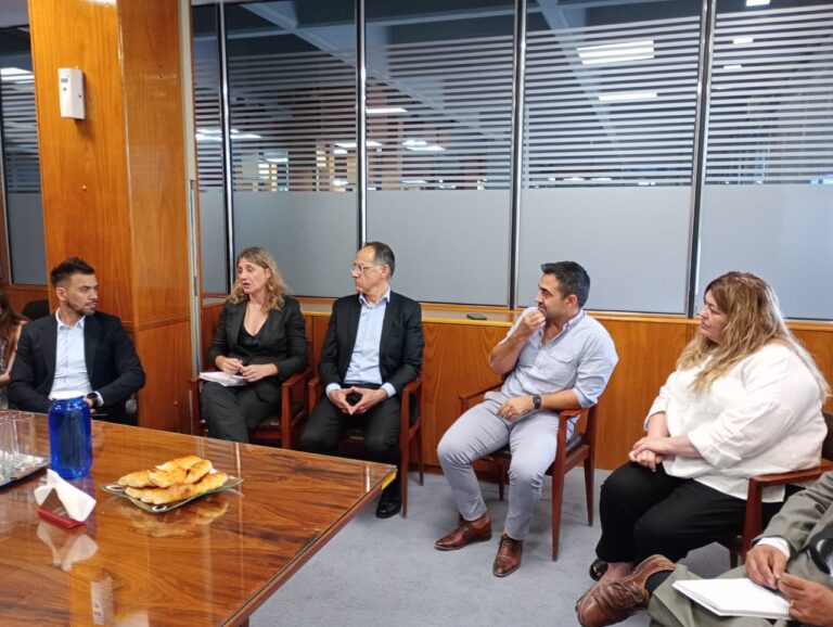 Salud y Seros articulan acciones conjuntas para la compra de medicamentos de alto precio