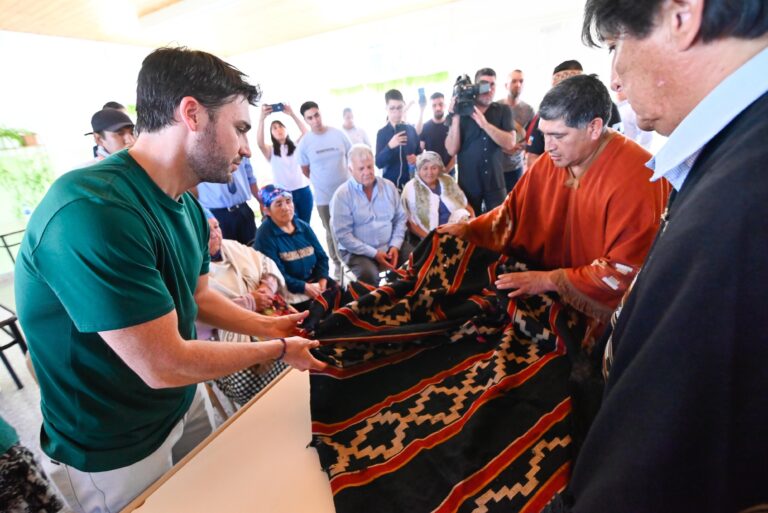 Torres entregó la custodia del poncho de Inacayal a comunidades originarias: “Es un símbolo de la unión y el respeto entre los pueblos”