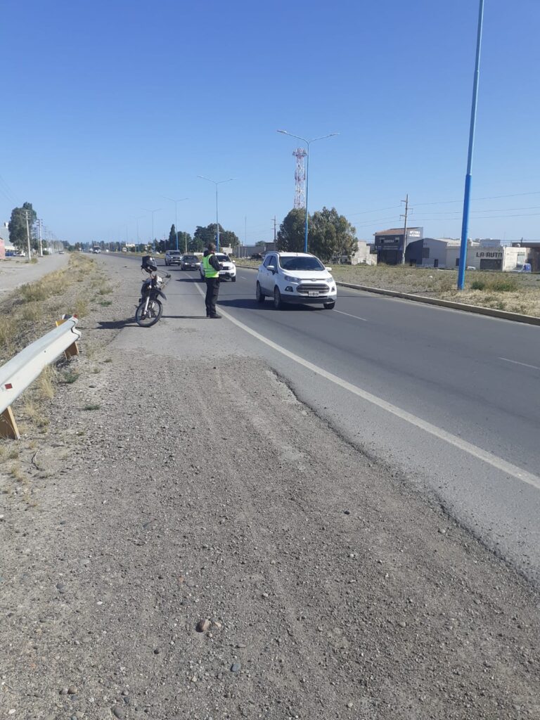 Personal municipal controla la velocidad de circulación en la Avenida Eva Perón¨