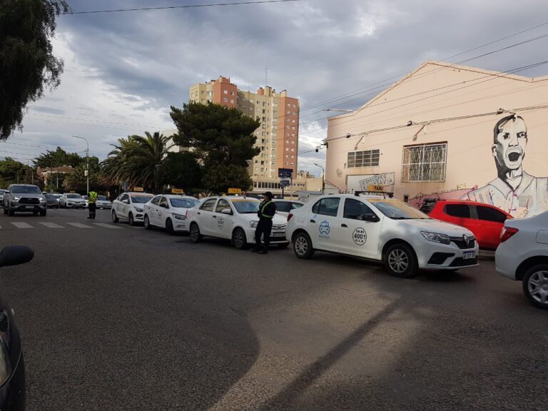Comodoro: Taxistas y remiseros bloquearon la salida de los colectivos urbanos