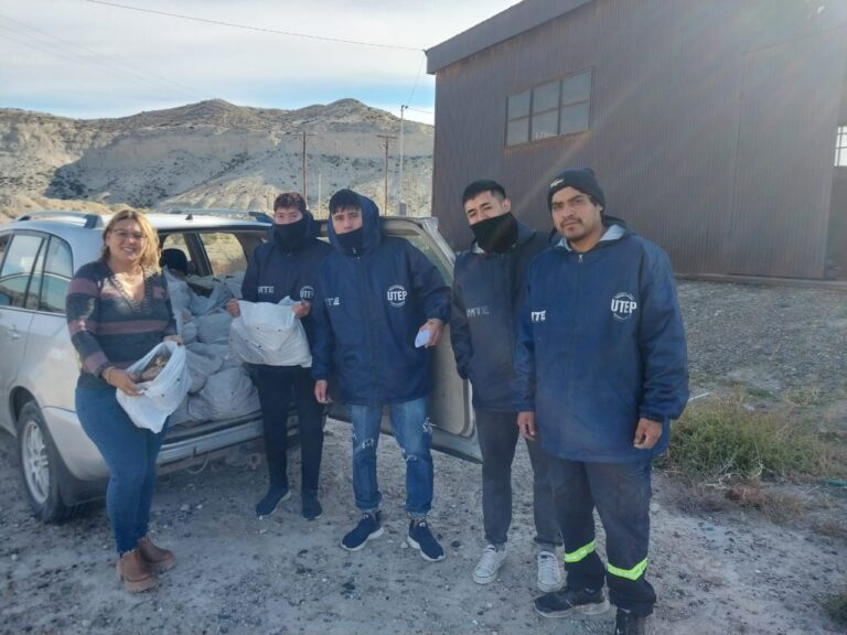 Gaiman entrega briquetas a los beneficiarios del Plan Calor