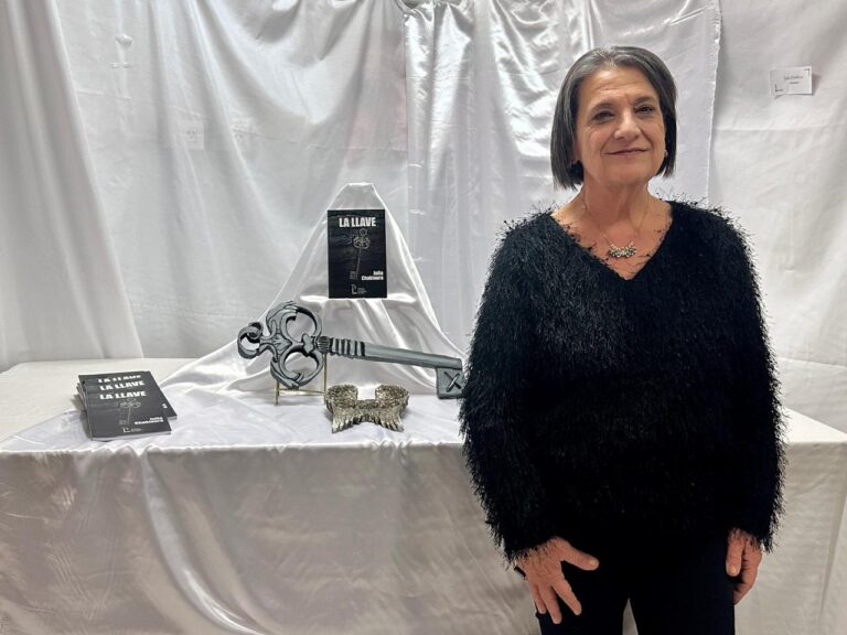 Trelew: La escritora Julia Chaktoura presentó su nuevo libro “La Llave”