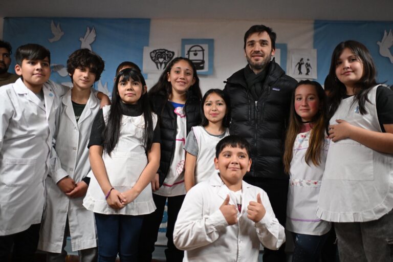 Torres firmó el inicio de obra de la escuela N°779 de Corcovado