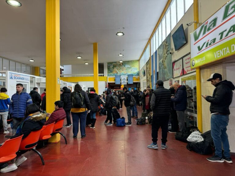 Operativo de contención en la Terminal de Trelew: Pasajeros varados recibieron asistencia municipal