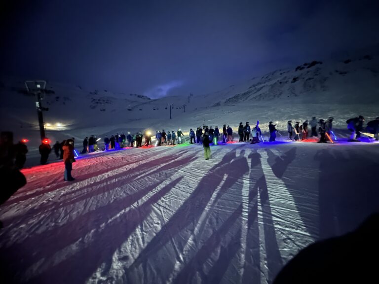Chubut: La Hoya celebró sus 50 Años con una imponente bajada de luces