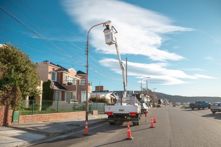 La SCPL avanza con obras de luminarias LED en Rada Tilly