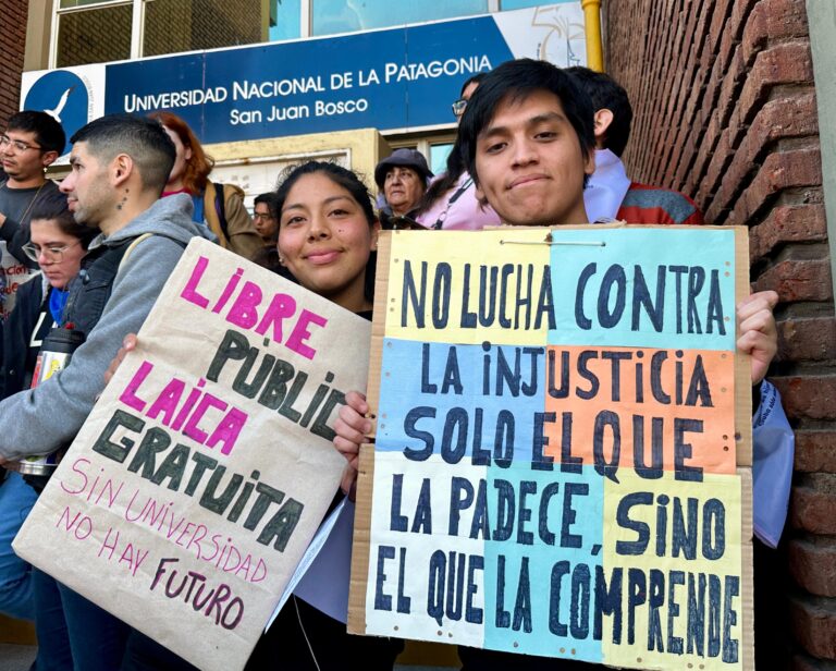Gran movilización universitaria en Trelew en defensa de la educación pública