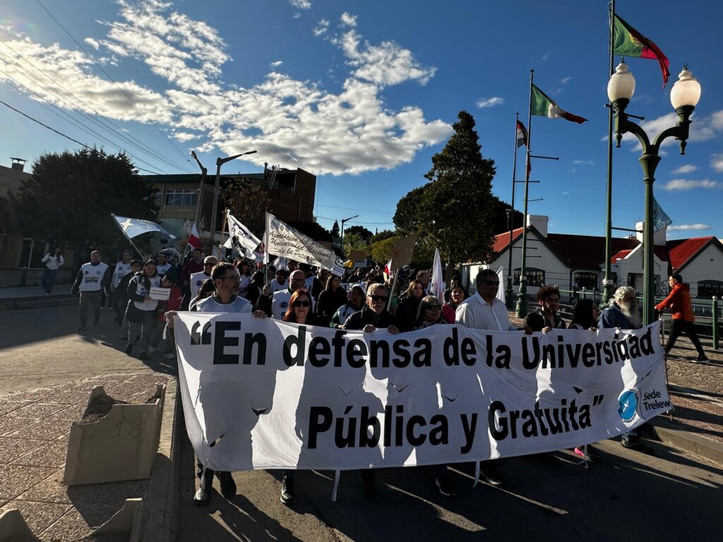 Gran movilización universitaria en Trelew 