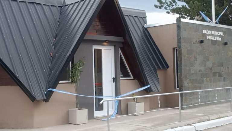 Denuncian falta de institucionalidad en la inauguración de la radio municipal de Sarmiento