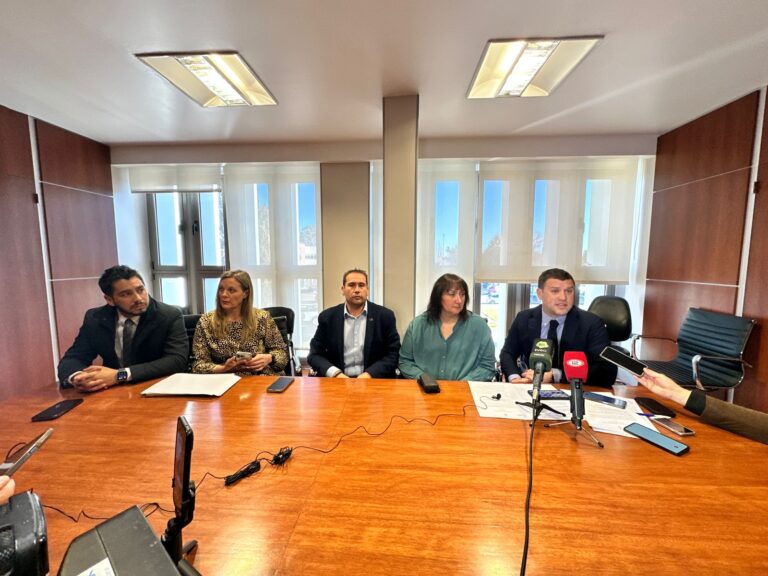 Cuestionan a Torres por el uso de pauta oficial y su exposición en medios nacionales