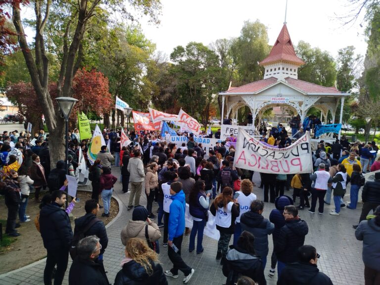Movilización en Chubut en defensa de la universidad pública