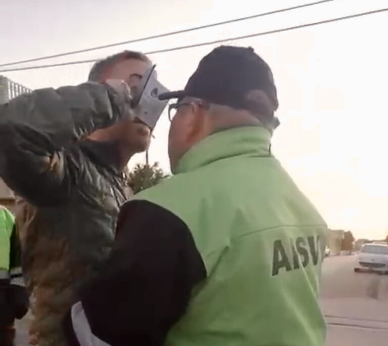 Funcionario judicial se negó al control y amenazó a la policía