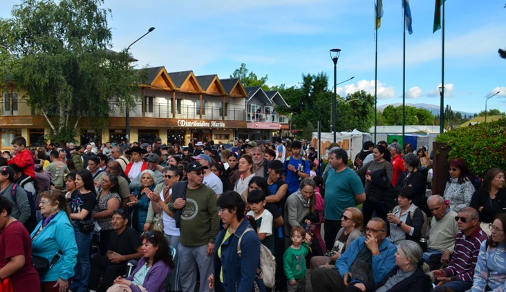 Trevelin se volvió a teñir de color con la Fiesta de los Tulipanes