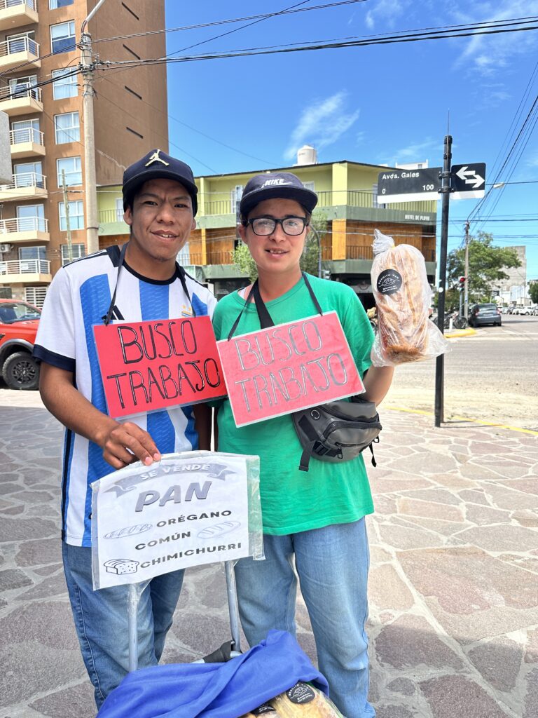 Dos jóvenes, una esquina y una lección de voluntad