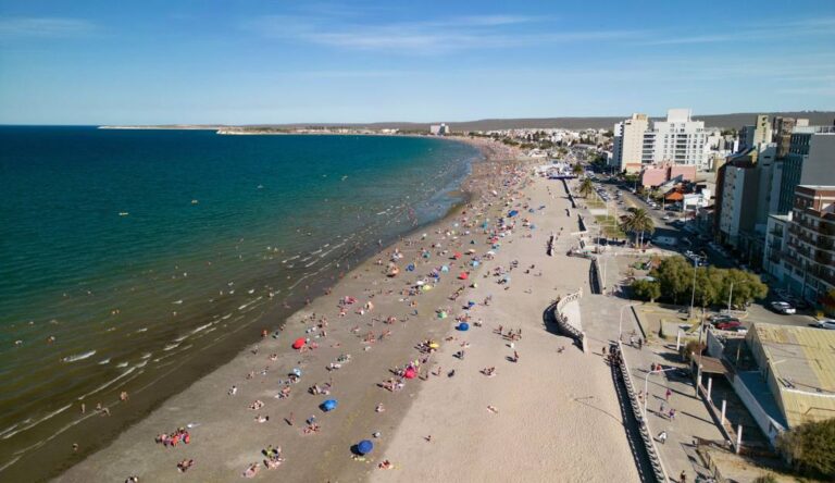 Puerto Madryn: intensa búsqueda de una mujer de 23 años desaparecida en el mar